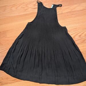 Flowy And Fun Black Sleeveless Pleated Top- Fits Like Women's Sz Small